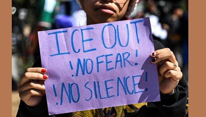 Estudiantes protestan contra ICE frente al juzgado municipal de Pflugerville, Texas, el 22 de septiembre de 2026. Foto AFP