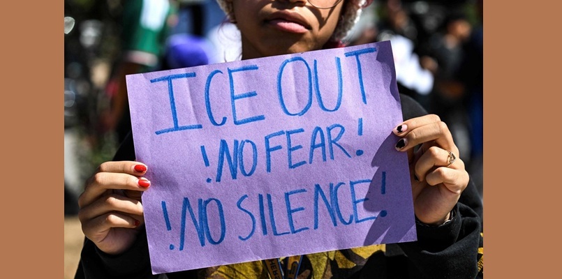 Estudiantes protestan contra ICE frente al juzgado municipal de Pflugerville, Texas, el 22 de septiembre de 2026. Foto AFP