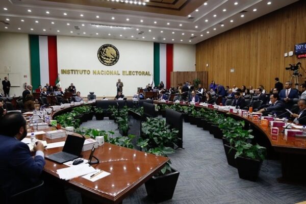 El INE instaló por primera vez una comisión encargada de verificar la integridad de candidaturas. Foto