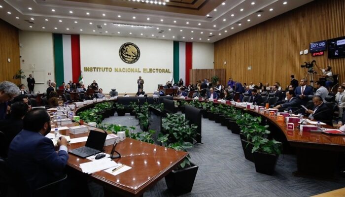 El INE instaló por primera vez una comisión encargada de verificar la integridad de candidaturas. Foto