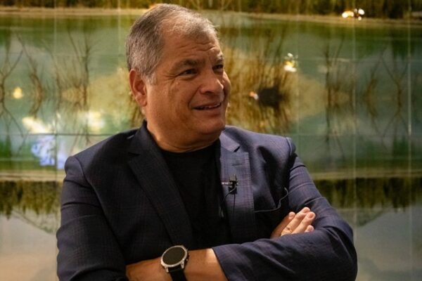 La camada de gobiernos conservadores en el continente son una derecha primaria y cavernícola que no cree en la democracia, enfatiza Rafael Correa. Foto Jair Cabrera Torres
