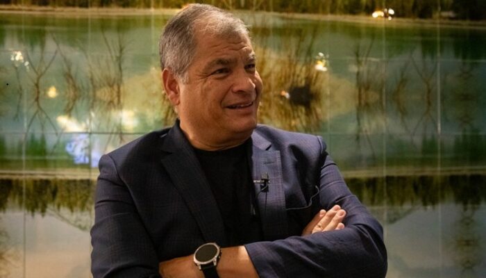 La camada de gobiernos conservadores en el continente son una derecha primaria y cavernícola que no cree en la democracia, enfatiza Rafael Correa. Foto Jair Cabrera Torres