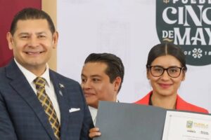 El gobernador de Puebla, Alejandro Armenta, y la boxeadora Gabriela "La Bonita" Sánchez. (Foto: Gobierno de Puebla)