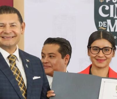 El gobernador de Puebla, Alejandro Armenta, y la boxeadora Gabriela "La Bonita" Sánchez. (Foto: Gobierno de Puebla)