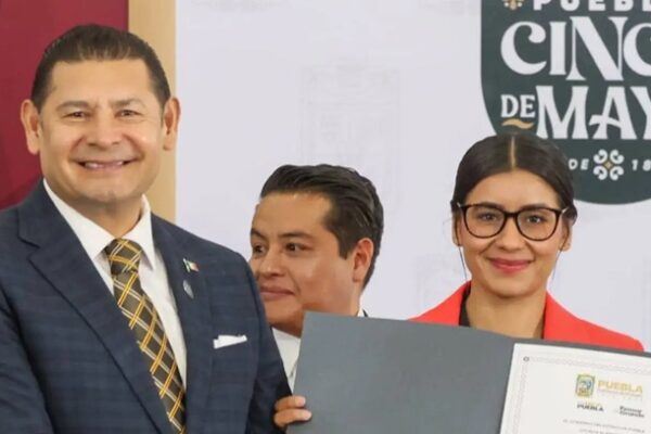 El gobernador de Puebla, Alejandro Armenta, y la boxeadora Gabriela "La Bonita" Sánchez. (Foto: Gobierno de Puebla)