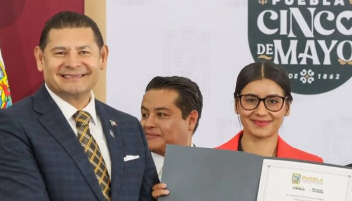 El gobernador de Puebla, Alejandro Armenta, y la boxeadora Gabriela "La Bonita" Sánchez. (Foto: Gobierno de Puebla)