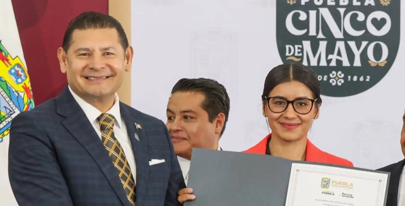 El gobernador de Puebla, Alejandro Armenta, y la boxeadora Gabriela "La Bonita" Sánchez. (Foto: Gobierno de Puebla)