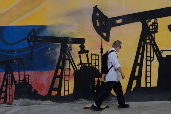 Un mural de pozos de petróleo en Caracas, Venezuela, el 29 de agosto de 2026. Pedro Mattey (AP Photo/Pedro Mattey)