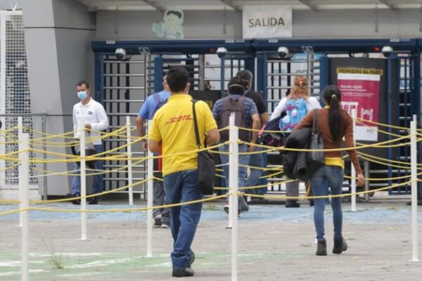 Trabajadores de la armadora automotriz Volkswagen. (Jafet Moz)