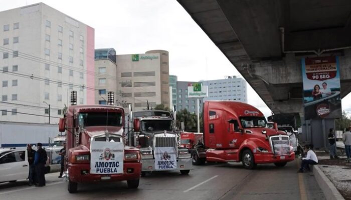 Bloqueo de transportistas. (FB Corre La Voz Veracruz)