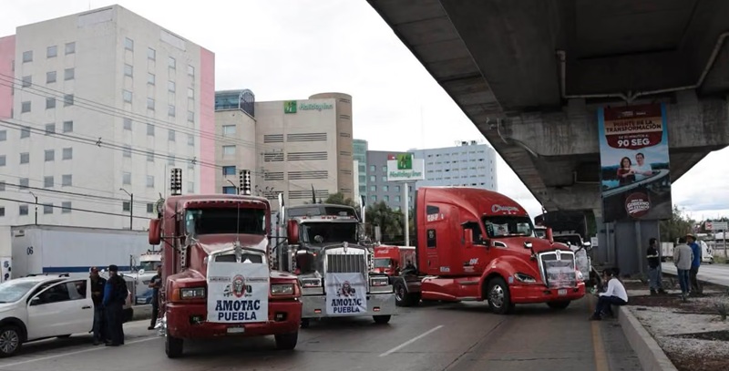 Bloqueo de transportistas. (FB Corre La Voz Veracruz)