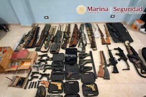 Armas decomisados en los cinco cateos realizados por las autoridades federales.(@SSPCMexico)