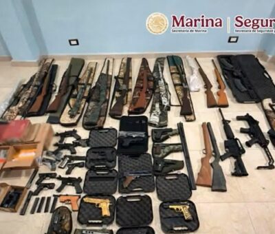 Armas decomisados en los cinco cateos realizados por las autoridades federales.(@SSPCMexico)
