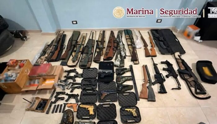 Armas decomisados en los cinco cateos realizados por las autoridades federales.(@SSPCMexico)