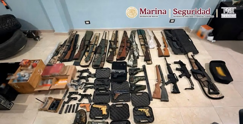 Armas decomisados en los cinco cateos realizados por las autoridades federales.(@SSPCMexico)