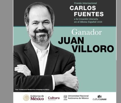 El anuncio de la entrega del galardón a Juan Villoro.(Especial)