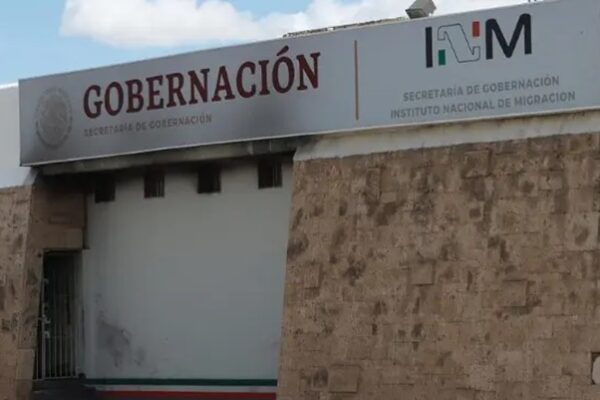 El informe fiscalizador destapó fallas graves en la supervisión de los ingresos recaudados por servicios migratorios a pasajeros que viajan por vía aérea. Foto: EFE.