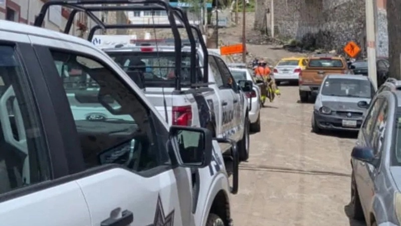 Las primeras versiones señalan que los trabajadores realizaban sus labores cuando material descargado por dos tolvas habría caído sobre ellos, dejándolos cubiertos dentro de las instalaciones. Foto La Jornada de Hidalgo